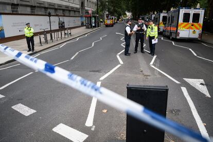 Agentes de policía acordonan la zona próxima al Parlamento