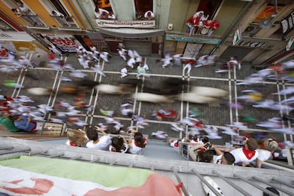 Han sido dos cabestros los que han enfilado en cabeza la Estafeta, guiando a toda la manada, que ha salido unida de la curva, sin permitir a los mozos que pudieran correr delante de las astas de los toros.