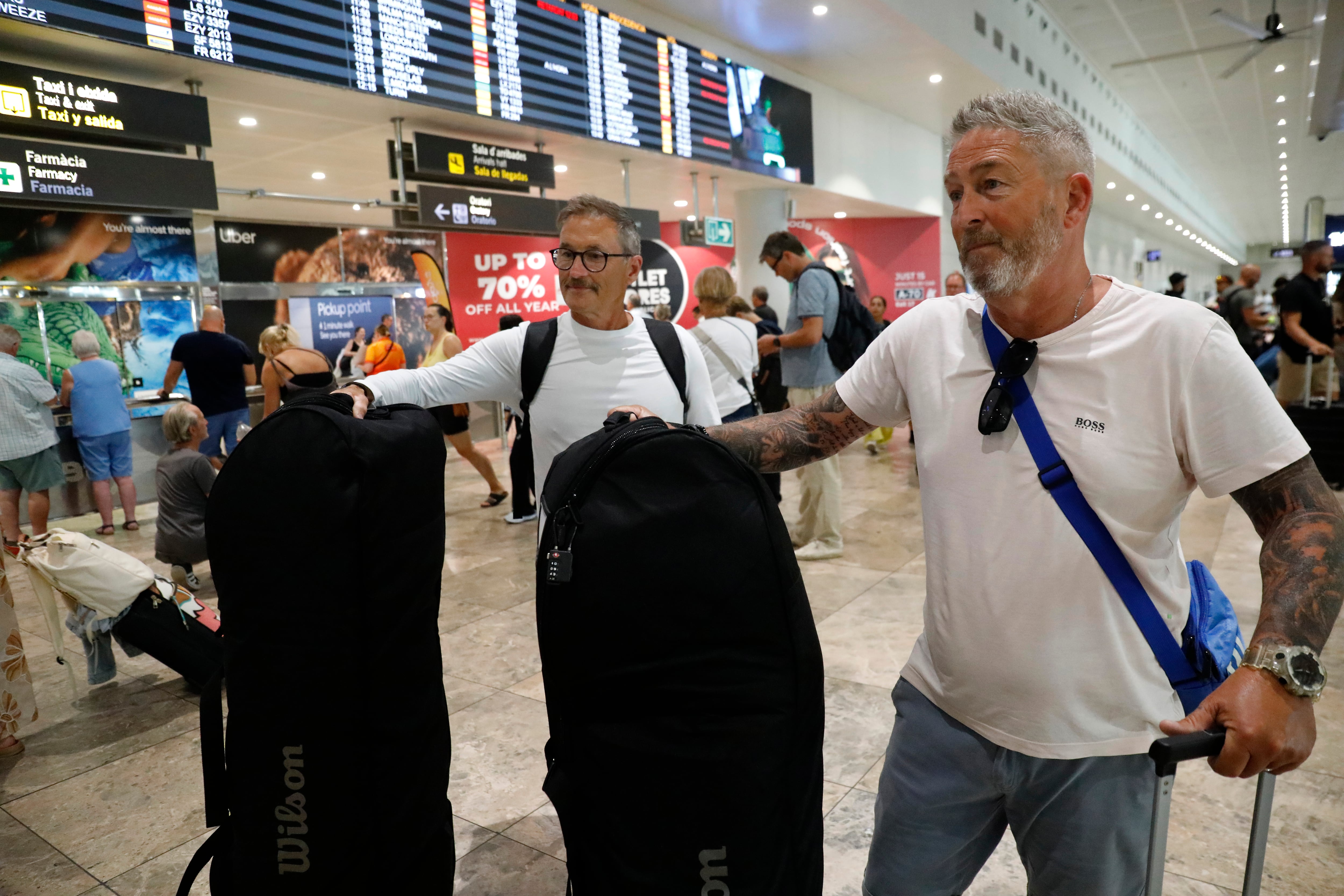 Leigh Sutton y su hermano, en la sala de llegadas del aeropuerto Alicante-Elche, el 23 de julio.