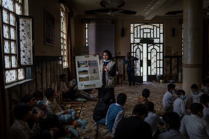 Un equipo de Unicef lleva a cabo una sesión informativa a un grupo de niños en Basora sobre los riesgos de los restos de municiones sin explotar. 