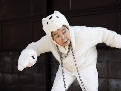 Kimiko Nishimoto en una de sus sesiones fotográficas