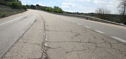 Una carretera nacional con el firme deteriorado, incluida en un dossier de la Asociación Española de la Carretera (AEC).