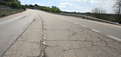 Una carretera nacional con el firme deteriorado, incluida en un dossier de la Asociaci&oacute;n Espa&ntilde;ola de la Carretera (AEC).