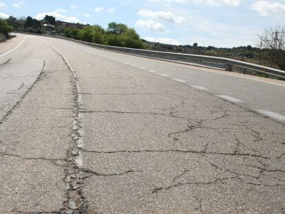 Una carretera nacional con el firme deteriorado, incluida en un dossier de la Asociaci&oacute;n Espa&ntilde;ola de la Carretera (AEC).