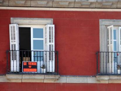 Cartells de venda i lloguer en un inmoble.