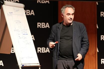 Ferran Adrià, durante la presentación en Barcelona del libro 'La comida de la familia'.