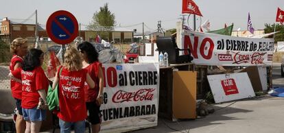 Trabajadores afectados por el ERE de Coca-Cola en el campamento instalado en Fuenlabrada.