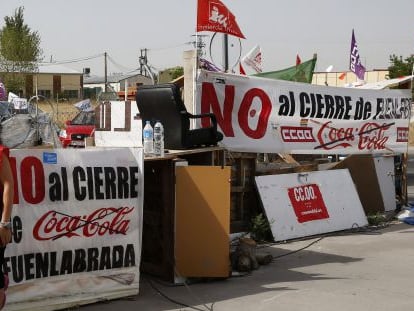 Trabajadores afectados por el ERE de Coca-Cola en el campamento instalado en Fuenlabrada.