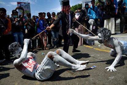 Estudiantiles indonesios realizan una representación teatral durante una manifestación contra los cambios en el Código Penal propuestos por el Gobierno. Cientos de indonesios se reunieron en varios centros importantes en todo el archipiélago.