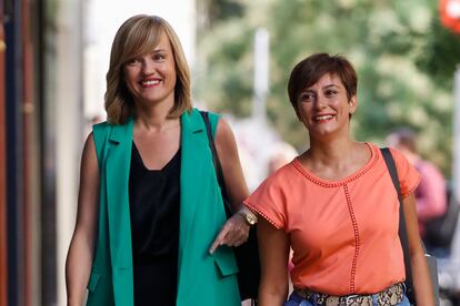 La ministra de Educación y nueva portavoz de la ejecutiva federal del PSOE, Pilar Alegría (izquierda) y la portavoz gubernamental y ministra de Política Territorial, Isabel Rodríguez, a su llegada a la sede del PSOE en la calle Ferraz de Madrid este sábado donde se celebra el Comité Federal extraordinario.