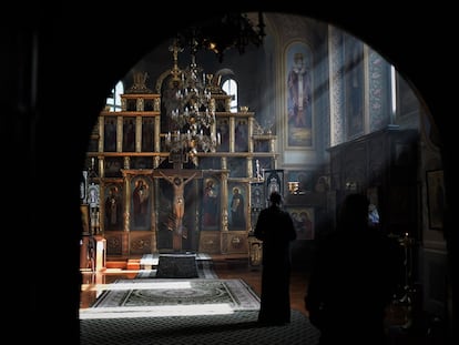 Interior de la iglesia del Monasterio de San Teodosio en Kiev, el 23 de marzo de 2022