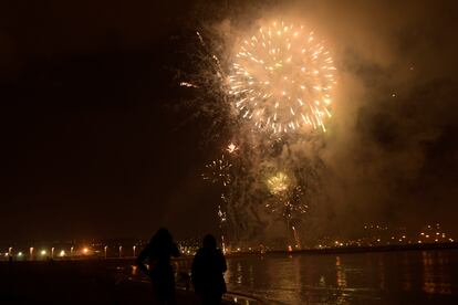 Los fuegos artificiales iluminan la playa de Poniente durante la celebración de la Noche de San Juan en Gijón. 