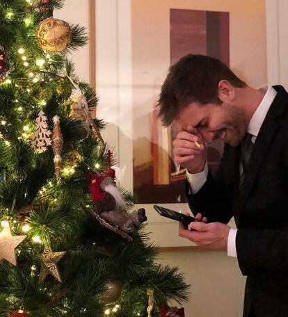 Pablo Alborán felicitó el año a sus seguidores con una imagen suya junto al árbol de Navidad.