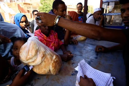 Food distribution in northern Khartoum on Saturday. 