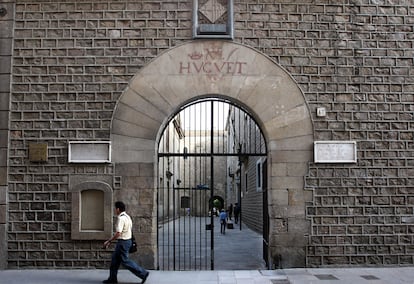 Fachada del edificio del Institut d'Estudis Catalans y la Biblioteca de Catalunya, en Barcelona.