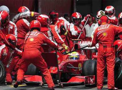 Los mécanicicos de Ferrari con el coche de Massa en el GP de España