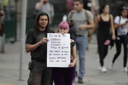 Una pareja sujeta un cártel durante una protesta por la visita del papa Francisco a Chile, el 15 de enero de 2018.