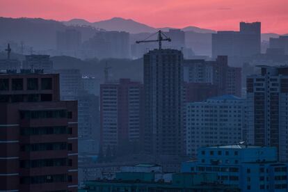 Una vista del perfil de la ciudad de Pyongyang desde el hotel Yanggakdo.