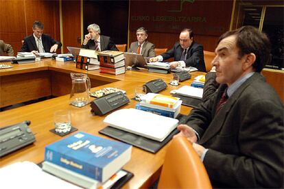 La Junta Electoral del País Vasco, durante su reunión de hoy, encabezada por Francisco Ruiz Piñeiro.