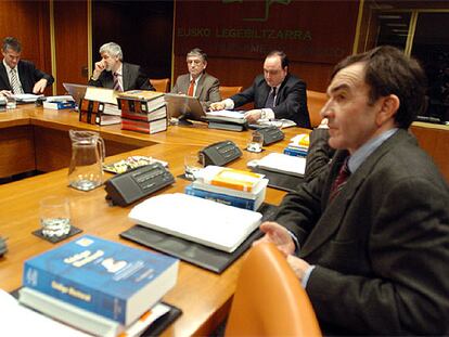 La Junta Electoral del País Vasco, durante su reunión de hoy, encabezada por Francisco Ruiz Piñeiro.