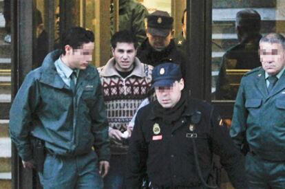 Rafael Fernández, alias 'El Rafita', acompañado por agentes de la Guardia Civil y del Cuerpo nacional de Policía. (Foto de archivo, febrero de 2010)