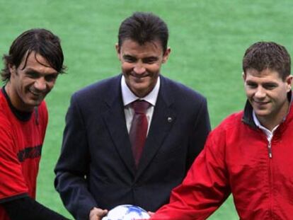 Mejuto González, ayer, con los capitanes, Maldini (a su derecha) y Gerrard.