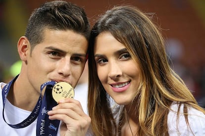 James Rodríguez posa junto a su esposa Daniela Ospina con la medalla de campeón de Europa conseguida ante el Atlético de Madrid en Milán, el 28 de mayo de 2016.