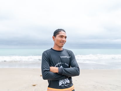 Christian Intriago en la playa de Puerto Cabuyal.