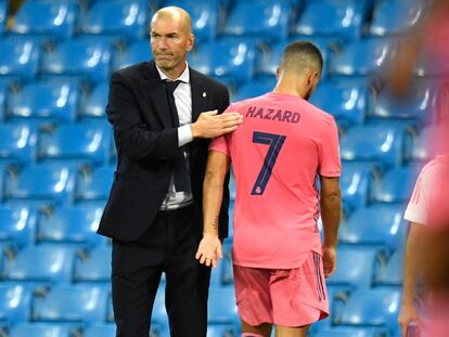 Zidane da una palmada a Hazard durante el partido que el Madrid perdió ante el Manchester City