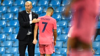 Zidane saluda a Hazard tras sustituirlo ante el City.