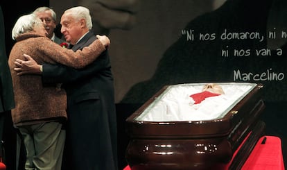 El magistrado Manuel Jímenez de Parga saluda a Josefina Samper.