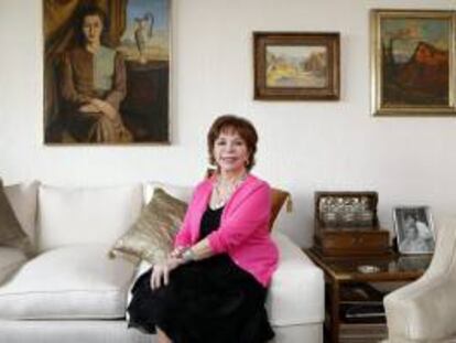 La escritora chilena Isabel Allende posa durante una entrevista con la agencia EFE en Santiago de Chile (Chile).