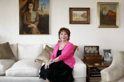 La escritora chilena Isabel Allende posa durante una entrevista con la agencia EFE en Santiago de Chile (Chile).