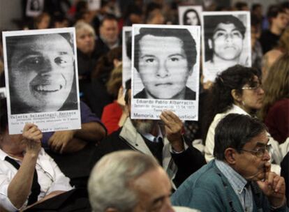 Familiares de desaparecidos durante la dictadura argentina aguardan a las afueras del tribunal donde se juzga a Reynaldo Bignone.