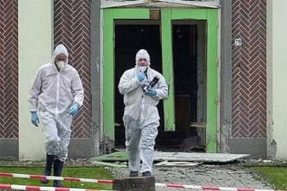 Expertos forenses salen de la escuela de Eindhoven afectada por la explosión de ayer.