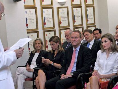 La princesa de Asturias y el presidente Alberto Fabra durante la intervenci&oacute;n de Santiago Grisol&iacute;a. 
