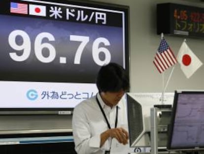 Un empleado en una oficina de corretaje en Tokio.