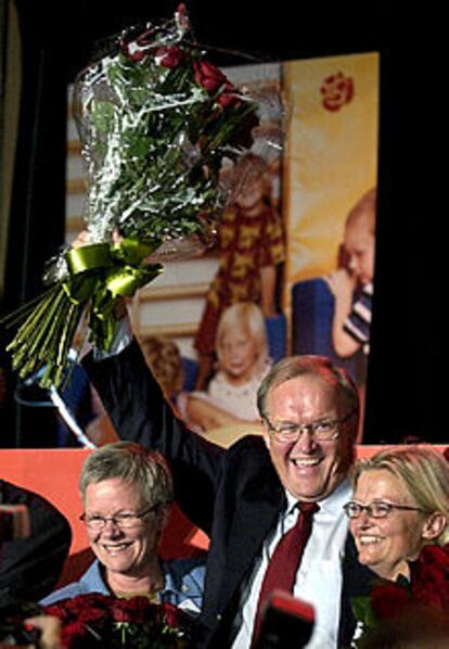 El primer ministro sueco, Göran Persson, saluda a sus seguidores. PLANO MEDIO - ESCENA