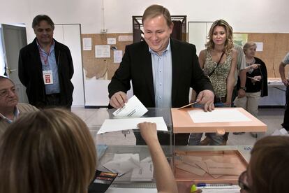 El Alcalde y candidato socialista a la reelección acude a votar al colegio de Benipeixcar de Gandia