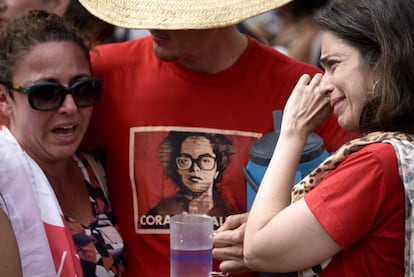 Em Brasília, apoiadores de Dilma choram após a decisão do Senado de cassar o mandato da petista.