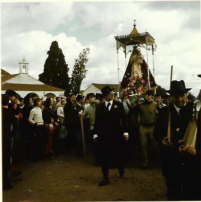 Felipe Sánchez Urbano (centro de la imagen) camina en procesión junto a la Virgen de Luna en los años setenta.