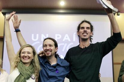 Pablo Iglesias (c), junto a los cabeza de lista de las provincias de Las Palmas, Vicky Rosell (i), y de Santa Cruz de Tenerife.