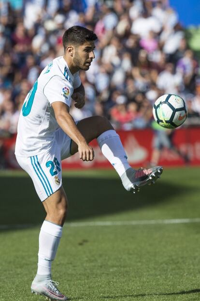 Asensio controla el esférico.