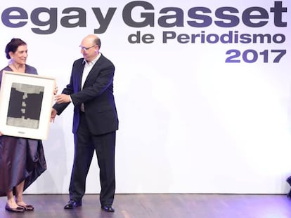 Alma Guillermoprieto recibe el premio de manos de Fran Llorente.