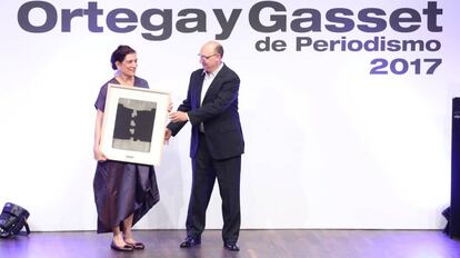 Alma Guillermoprieto recibe el premio de manos de Fran Llorente.