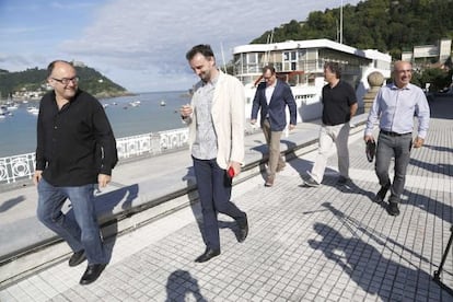 José Luis Rebordinos y Josemi Beltrán, en primer término, seguidos por Manu Narváez, Josu Ruiz y Patrick Alfaya, en el paseo de La Concha.