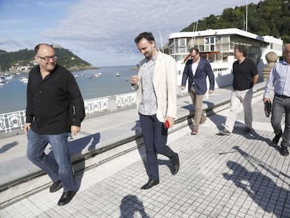 José Luis Rebordinos y Josemi Beltrán, en primer término, seguidos por Manu Narváez, Josu Ruiz y Patrick Alfaya, en el paseo de La Concha.