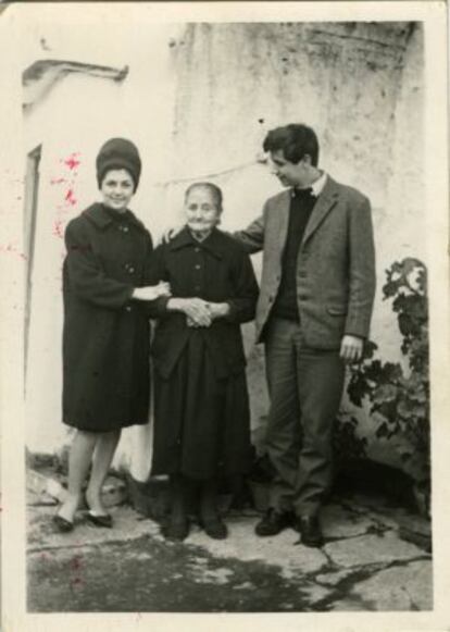 Luis Landero, su hermana mayor y su abuela Francisca.