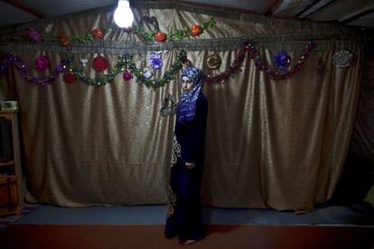 Huda Alsayil, de 20 años, posa para un retrato en el interior de su tienda en Mafraq, Jordania. Huyó de los combates en Hama (Siria) hace tres años y está embarazada de cinco meses.Desde hacía un par de semanas no sentía al bebé moverse, así que estaba en estado de pánico pero no sabía qué hacer dado que no tenía recursos para ir a una clínica a comprobar si le había ocurrido algo. (17 de marzo 2015)