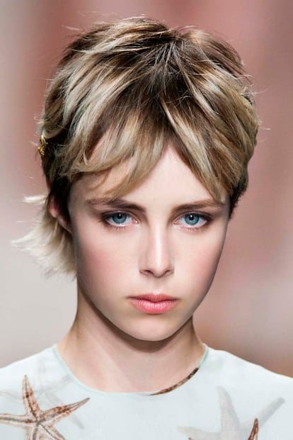 La modelo Edie Campbell es experta en llevar pelo corto de acabado natural. En la imagen, luciendo flequillo abierto en el desfile de Valentino.